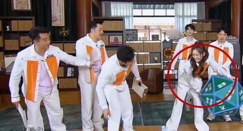  数学题|综艺粉真是赚到了，跑男押中高考作文，黄明昊直接押中了数学题！