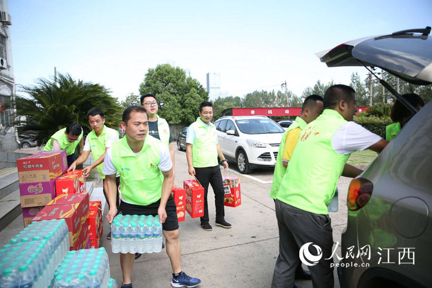 人员|高清图：防汛人员高温下坚守 志愿者送清凉