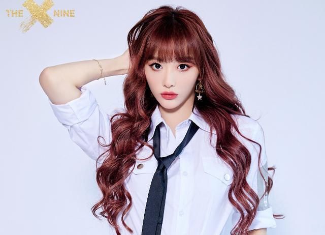  拍照的时|THE9综艺节目单人照，其他妹妹一脸高冷，只有这位成员在甜甜地笑