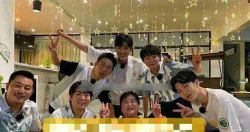 笑容|回归!肖战录制《青春环游记2》合照曝光,笑容灿烂显出好人缘