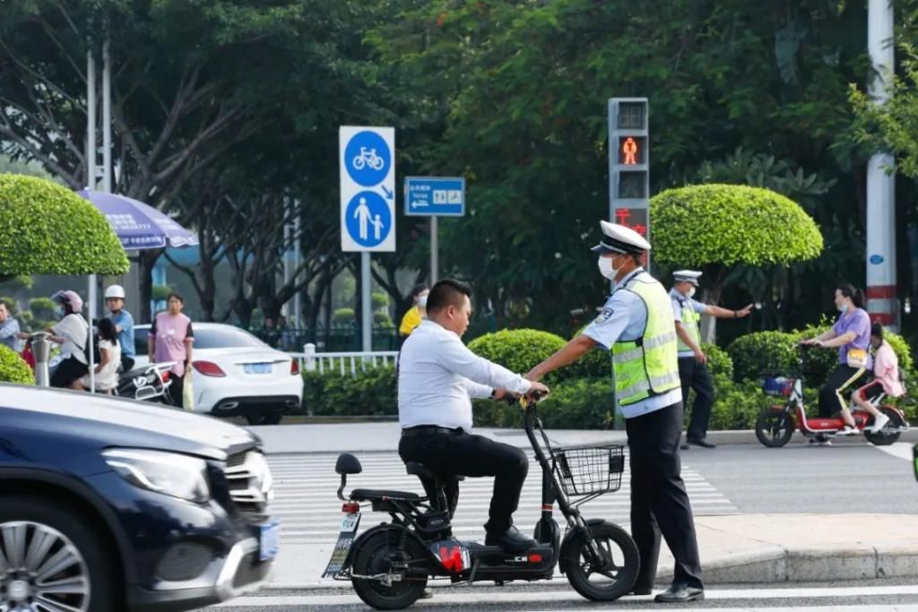 车占用机动车道行驶|美丽海沧，只因这些摆渡人在默默坚守...
