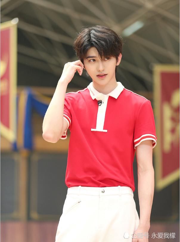  比例|蔡徐坤的比例有多好？看到他的“跑步姿势”，网友：腿长两米？