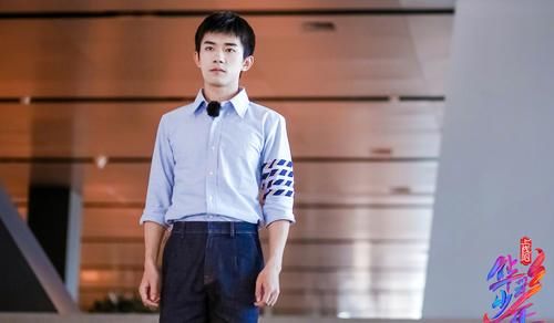  笔试|央视选秀《华彩少年》开始录制，易烊千玺现身，首轮考验是笔试