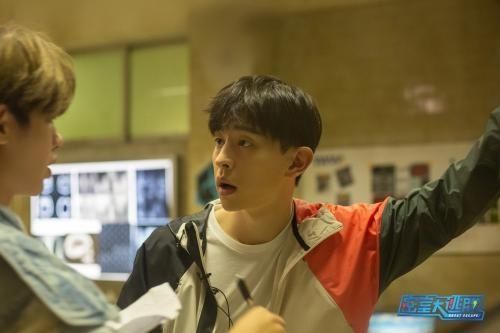  满屋|邓伦胆子有多小？紧抱吴磊不撒手，被鸡撵得满屋跑