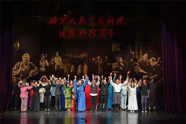  书籍|93岁时你会做什么？来看看蓝天野的朋友圈：有猫有狗、有书籍字画