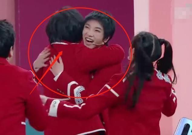 情商|有种“避嫌”叫华晨宇,当关晓彤索求抱抱时,他的做法堪称高情商