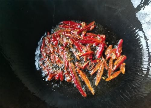  把干辣椒|教你在家做酸辣土豆丝的小技巧，酸辣土豆丝，辣椒籽不要，酸辣可口