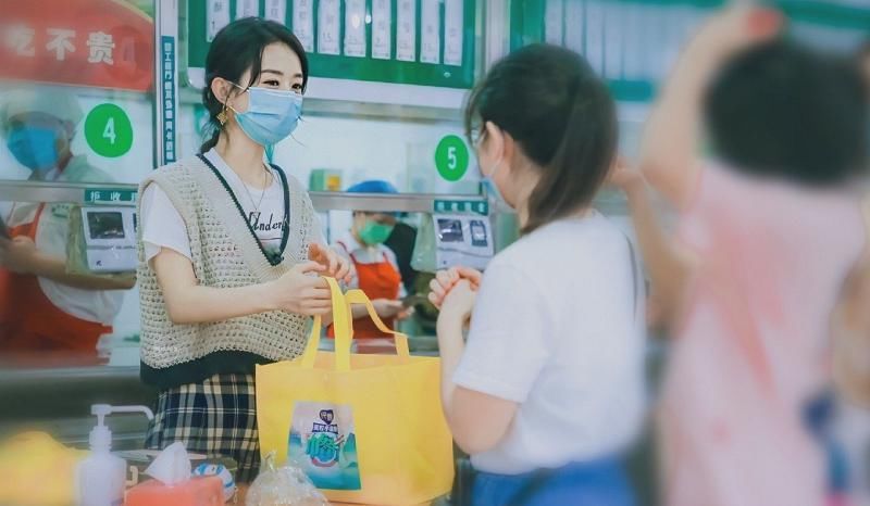 丽颖和王俊|王俊凯公开“怼”赵丽颖粉丝,得知真实原因后,网友:小凯怼得好