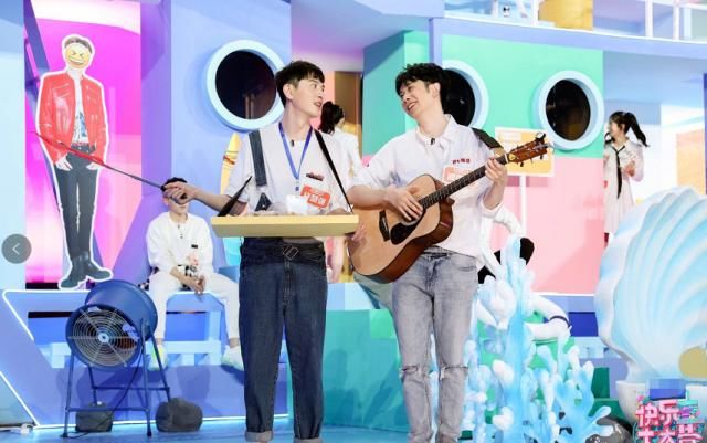  个子|《快乐大本营》麦亨利内涵何炅“个子矮”，谁注意到何炅的表情？