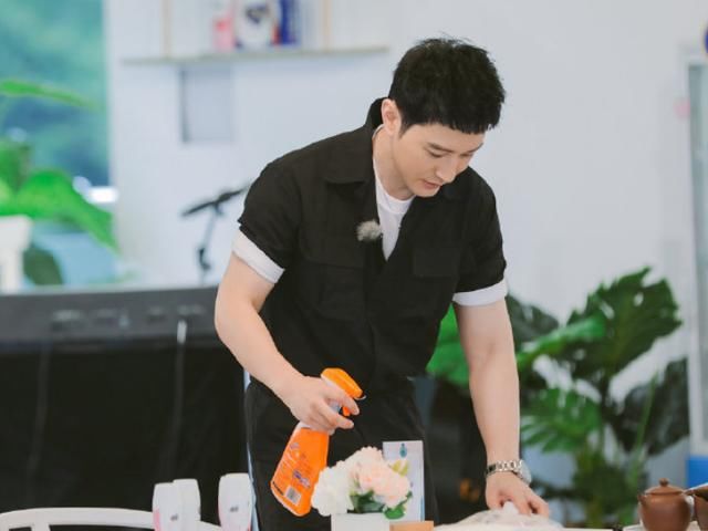  中餐厅|官方身高178的黄晓明，与187的张亮同框，真实差距一目了然