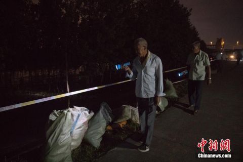  大堤|湖北黄梅：“银发护堤队”夜巡大堤