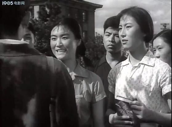  舞台姐妹|谢晋、《小花》导演张铮均用她出演主要角色，今80岁仍活跃影坛