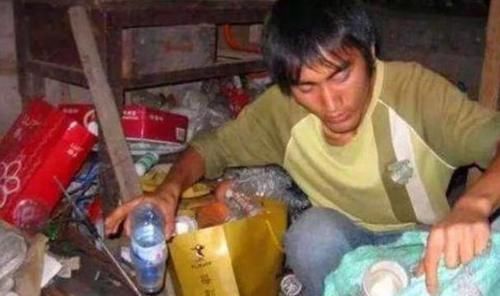  孩子|曾“千里背疯娘”的大学生，32岁获此殊荣，寒门就该出孝子？