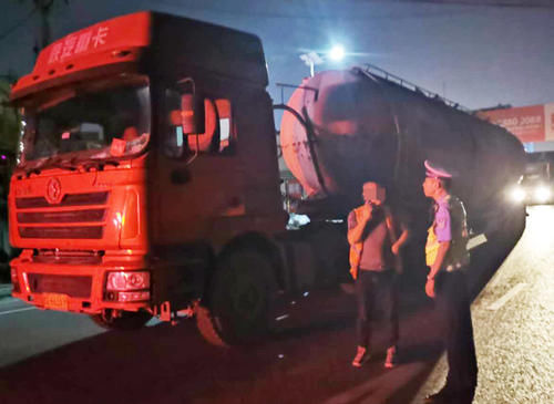  偷渡|超载水泥罐车深夜“偷渡” 被城阳交警查获