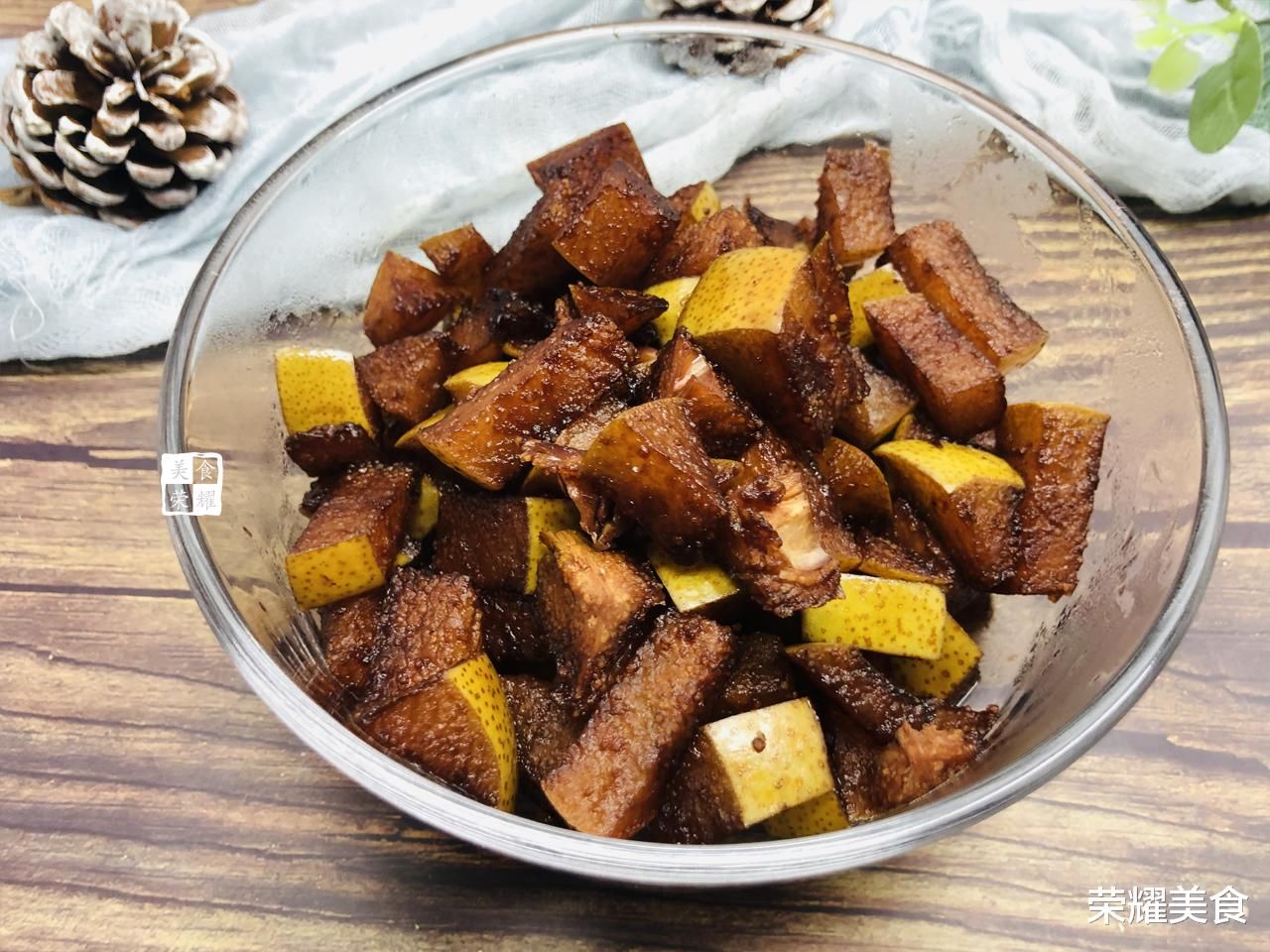  标配|秋天降秋燥，梨子是标配，加点红酒炖一下，效果会更好，不懂可惜