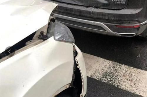  质量|探岳被面包车追尾，车主：只是等个红绿灯，你还想验下新车质量？