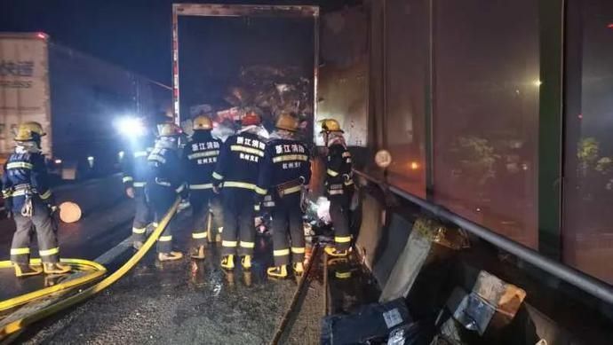  满满|昨夜杭州绕城高速上，邮政货车起火，满满一车快递……