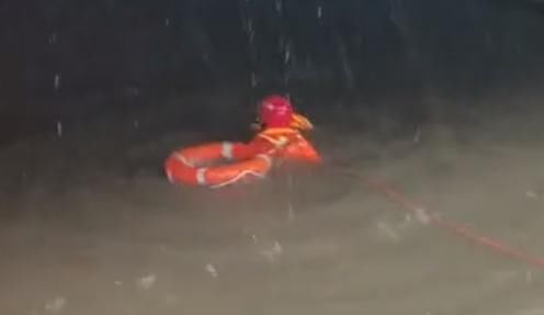 救援|面包车被淹没 驾驶员车顶等救援,消防员仰泳百米托着司机游向安全地带