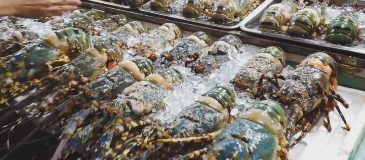 朋友|朋友去泰国吃海鲜,一只龙虾有10斤,拿了3只,结账时让人无语