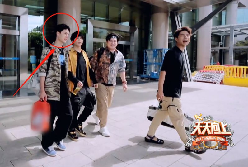  姿势|王一博驾照实习期刚过就开车，见他摸方向盘的姿势，确定是新手？