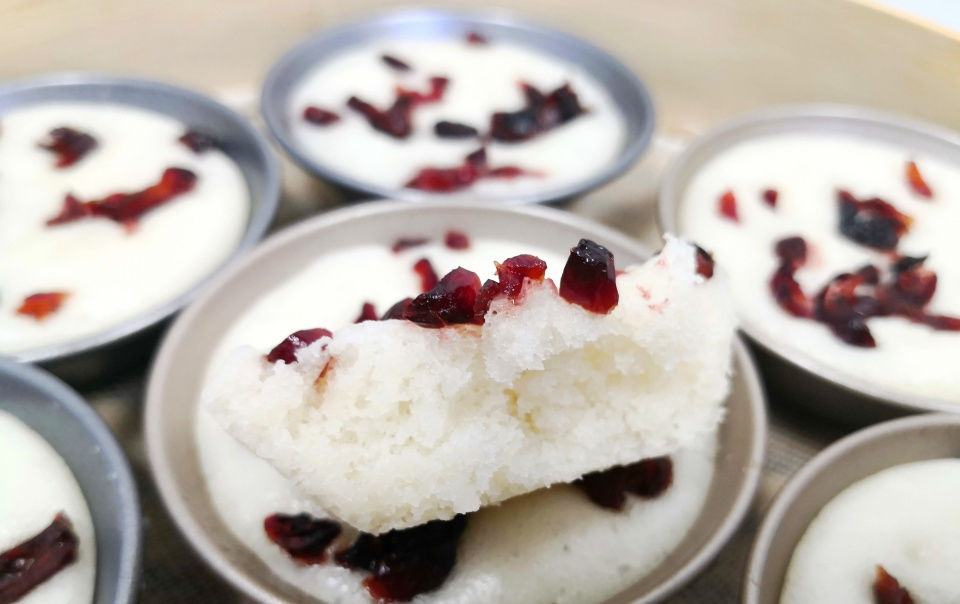  简单|自制暄软可口的大米发糕，手不沾面、简单省事，婆婆就爱这个味！