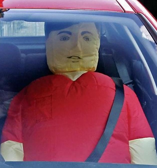  违规|男子让“假女友”坐副驾，被罚3000元，车主无奈：我也是没辙了！