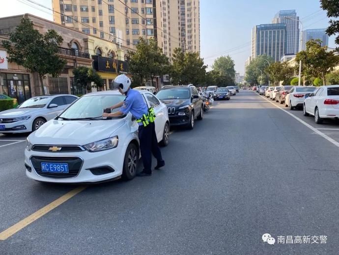 机动车|【注意】高新交警强力整治机动车违停