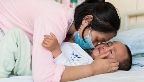  父亲|11岁漂亮女儿患重症急需救命钱，父亲急哭：别说卖血 要命都行