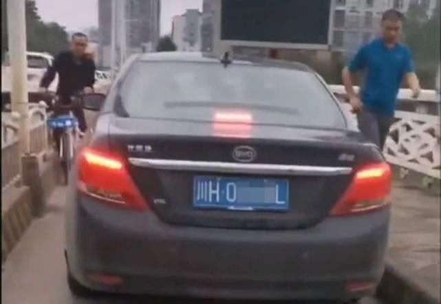 抢行|城事丨早高峰扎进非机动车道抢行，被市民拍摄举报了