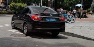  判刑|男子在斗门公交站台睡觉被小车飞撞当场丧命！车主夫妇双双被判刑！