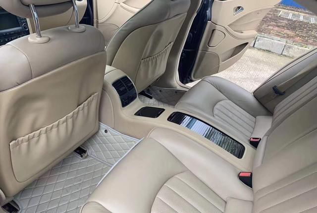 奔驰|2010年奔驰CLS500售价9万,溜背式设计看起来更加运动