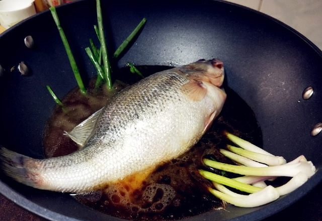  羊肉|鲈鱼不清蒸，还能这样吃，色香味俱全，好吃翻倍，招待客人有面子
