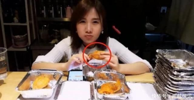 远离|密子君吃30个鸡翅包饭,当食物远离镜头后,网友有沒有弄错