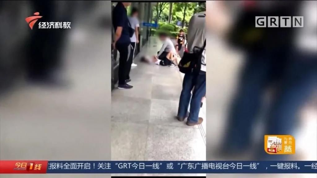 女儿|反对女儿早恋,爸爸操起菜刀当街按倒男生,惊动警方