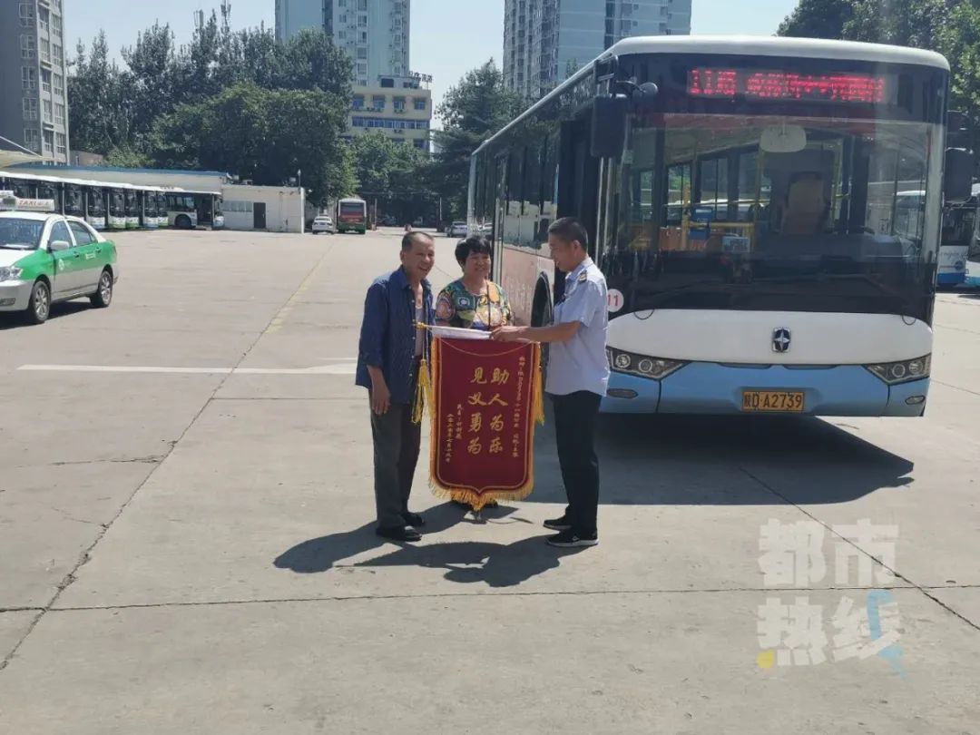  公交|陕西一公交司机突然停车跳窗，竟是为了……