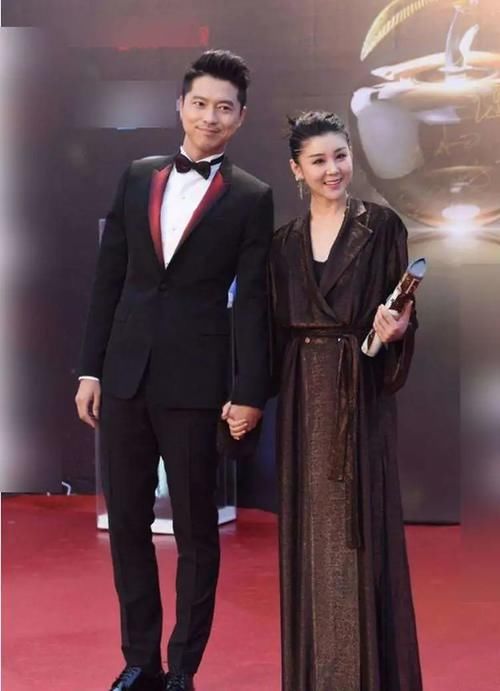 仙人|李小萌真乃仙人之姿!一袭白裙空灵又飘逸,媚眼如丝艳惊四座