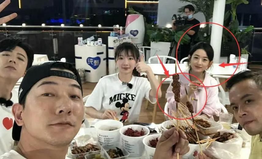  合影|《中餐厅》最新合影，别人都在吃烤肉，唯独赵丽颖不同：难怪身材这么好