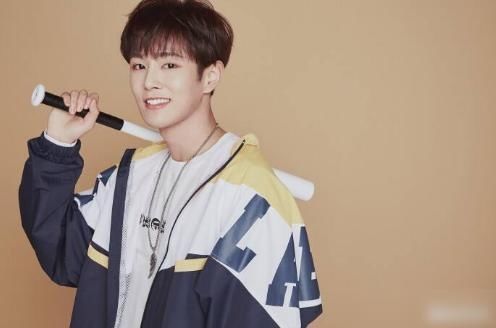  实锤|再添实锤！情难自控李汶翰搂易易紫脖子，亲密互动上演“车咚”