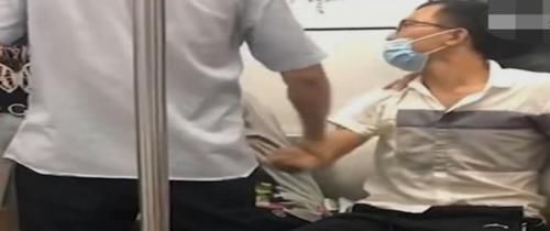 老奶奶|女子地铁上化妆，却被男子辱骂殴打，还放话：谁规定不能打女人