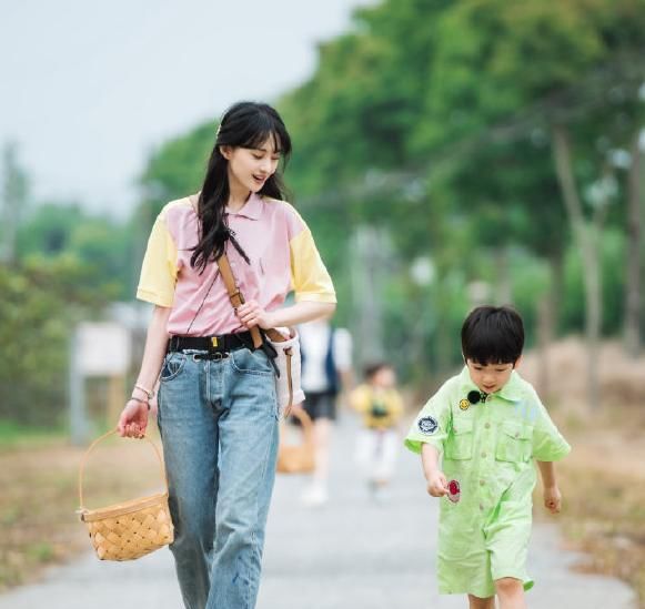  郑爽|谭松韵郑爽的“森系风”穿搭，也太治愈了吧