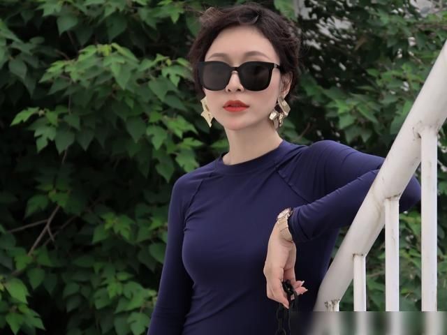  摆地摊|17岁中戏爱上穷小子，裸婚后为生活摆地摊，今因《三十而已》翻红