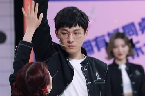 THE9|THE9团综《非日常派对》开播,撞档《浪姐》,没有热搜词条