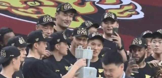  为广东|王哲林加盟宏远，有薪金空间吗？