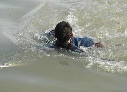 羞愧|进城看女儿被小偷盯上,老人跳江救落水儿童,小伙羞愧鞠躬后逃走