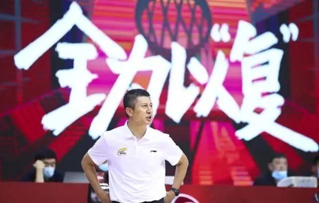  杨鸣|内讧？杨鸣：郭艾伦要改变！郭艾伦：我打得非常非常好，不会改变