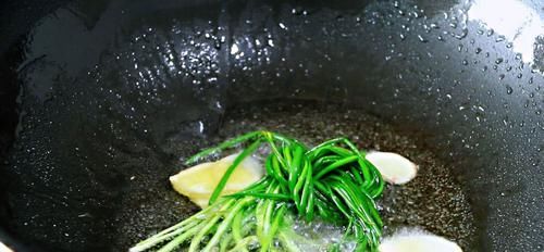  做法|花10元买了一盘小鲫鱼，教你鱼汤面的做法，汤白汁浓，味道鲜美