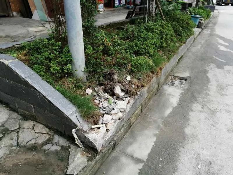  车祸|一轿车发生车祸，男子从车内爬出后对交警出言不逊还袭警！