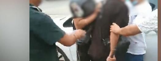 抽出|恐怖！一黑车司机与出租车争抢乘客，后备箱抽出2尺砍刀