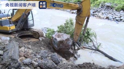 全力|重庆巫溪降雨暂停 当地全力抢修水毁国道