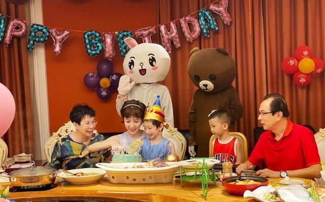 假小子|45岁金巧巧为女儿庆生,“假小子”女儿腿长如巧姐,基因真香了